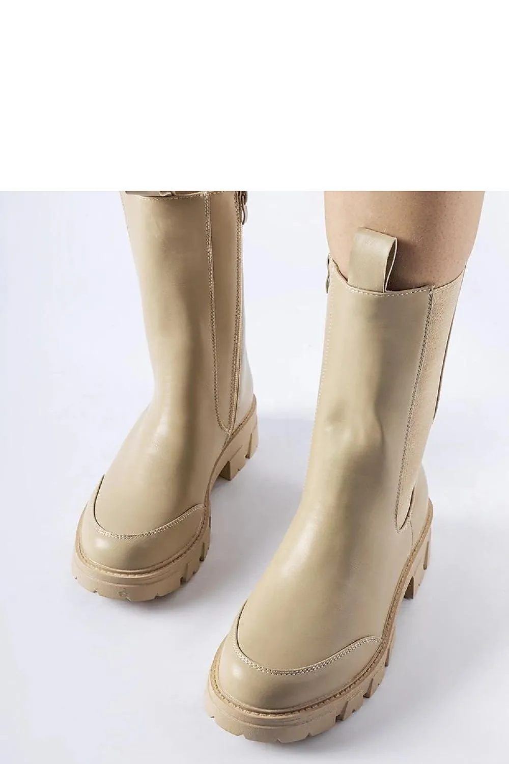 Beige solidly insulated boots