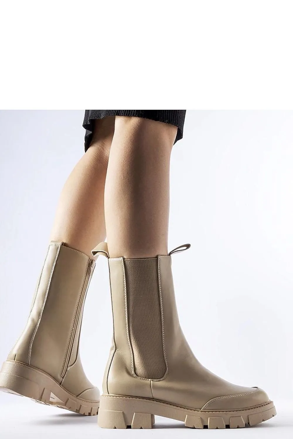 Beige solidly insulated boots
